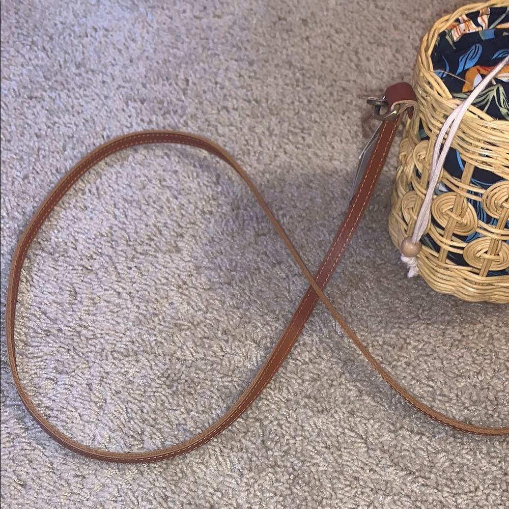 NWT Woven Basket Bag with Tassel Accents and Leather Strap - Picture 7 of 11